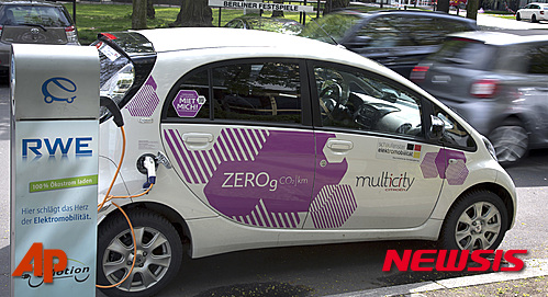 【베를린=AP/뉴시스】전기자동차가 27일(현지시간) 독일 베를린에 있는 공용 전기충전소에서 전기를 충전하고 있다. 독일 정부는 이날 자국 전기자동차 경쟁력 확보를 위해 10억 유로(약 1조3000억원)의 보조금 지급 정책 계획을 발표했다. 2016.04.28&nbsp; 