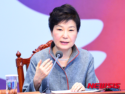 【서울=뉴시스】전진환 기자 = 박근혜 대통령이 28일 오전 청와대에서 열린 국무회의(영상)에 참석, 모두발언을 하고 있다. 2016.04.28. amin2@newsis.com