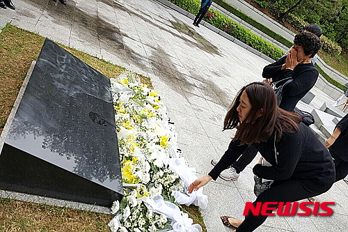 【대구=뉴시스】정창오 기자 = 28일 오전 10시 대구시 달서구 학산공원 내 상인동 가스 폭발 사고 위령탑에서 열린 '상인동 지하철 공사장 가스 폭발사고 21주기 추도식'에서 유족들이 오열하고 있다. 2016.04.28.&nbsp; jco@newsis.com 