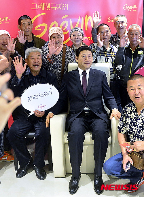 【서울=뉴시스】최동준 기자 = 28일 서울 중구 그레뱅뮤지엄을 찾은 중국인 관광객들이 시진핑 주석 밀랍인형과 기념촬영을 하며 즐거워 하고 있다. 2016.04.28.&nbsp; photocdj@newsis.com