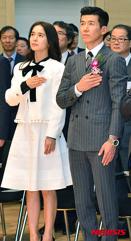 【서울=뉴시스】김선웅 기자 = 28일 오전 서울 마포구 상암동 푸르메재단 넥슨어린이재활병원에서 열린 개원식에서 푸르메재단 홍보대사인 션-정혜영 부부가 국민의례를 하고 있다. 2016.04.28. mangusta@newsis.com