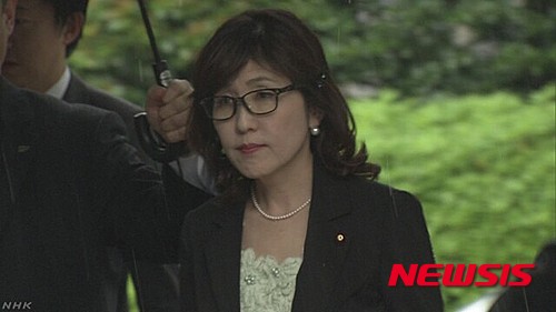 【서울=뉴시스】아베 신조(安倍晋三) 일본 총리의 측근인 이나다 도모미(稻田朋美·사진) 자민당 정무조사회장이 다카토리 슈이치(高鳥 一修) 내각부 부대신 등 의원 10명과 함께 태평양전쟁 A급 전범이 합사된 야스쿠니(靖國)신사에 28일 참배했다. (사진출처: NHK)2016.04.28 