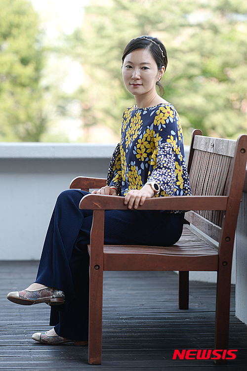 【서울=뉴시스】고승민 기자 = 연극 '변강쇠 점 찍고 옹녀'에서 '옹녀' 역을 열연한 배우 김지숙이 28일 오후 서울 국립극장에서 뉴시스와 인터뷰를 마치고 포즈를 취하고 있다. 2016.04.29. kksmm99@newsis.com