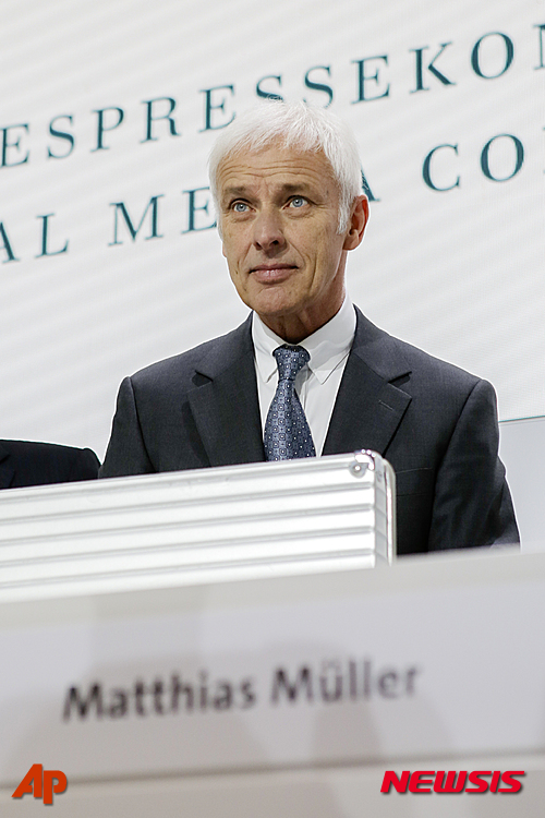 【볼프스부르크=AP/뉴시스】마티아스 뮐러 폭스바겐 최고경영자(CEO)가 28일(현지시간) 독일 북부 볼프스부르크에서 열린 연례 기자회견에서 발언하고 있다.&nbsp; 그는 “새 전기차를 출시할 예정”이라며 “디젤 배출가스 테스트 조작 스캔들을 극복하는 차원에서 차량공유와 같은 경영에 초점을 맞춘 새 기업을 설립하겠다”고 밝혔다. 2016.04.28. 