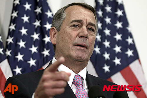 【워싱턴=AP/뉴시스】미국 공화당의 존 베이너 전 하원의장이 28일(현지시간) 테드 크루즈 공화당 대선 경선후보를 '악마'로 비난했다. 사진은 지난 2015년 10월 27일 워싱턴DC의 의회에서 기자들과 대화하고 있는 베이너. 2016.4.29.