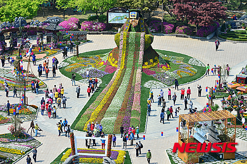 【고양=뉴시스】박진희 기자 = 29일 오전 경기도 고양시 호수공원에서 '2016고양국제꽃박람회'가 시작됐다. 올해는 '꽃과 호수, 신한류 예술의 합장'을 주제로 감동의 꽃 축제를 5월 15일까지 선보인다. 2016.04.29. pak7130@newsis.com