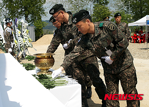【홍천=뉴시스】박혜미 기자 = 29일 강원 홍천군 화촌면 체육공원에서 육군 제11기계화보병사단(사단장 박주경)의 2016년 6·25 전사자 유해발굴을 위한 개토식이 열린 가운데 참석한 주요인사들이 헌화와 분향에 나서고 있다. 2016.04.29. (사진=육군 제11기계화보병사단 제공) photo@newsis.com