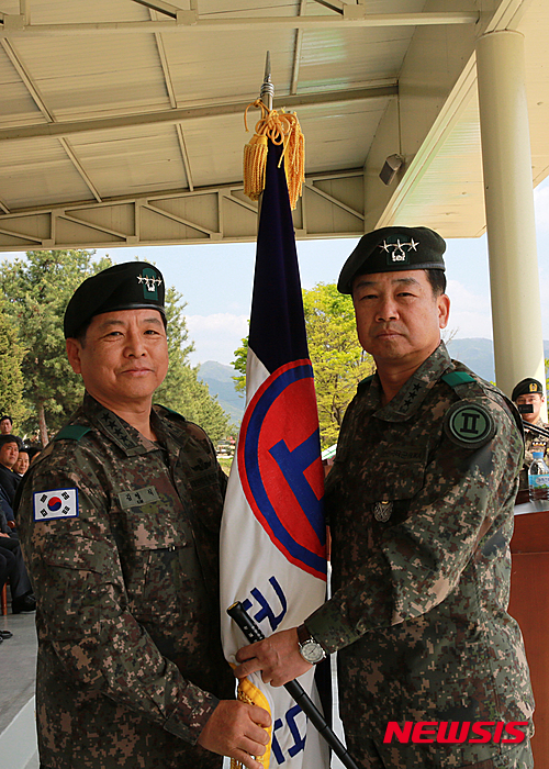 【춘천=뉴시스】박혜미 기자 = 29일 강원 춘천시 육군 2군단 대연병장에서 제45·46대 군단장 이·취임식 행사가 열린 가운데 김영식(왼쪽) 제 1야전군 사령관이 김운용 신임 2군단장에게 군단기를 전달하고 있다. 2016.04.29. (사진=육군2군단 제공)   photo@newsis.com