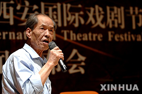 【시안=신화/뉴시스】중국 근현대의 골곡 있은 시대상을 담은 대하소설 '백록원'의 작가인 천중스 중국작가협회 부주석이 29일 향냔 73세로 시안의 한 병원에서 세상을 떠났다.사진은 지난 2011년 9월 8일 시안 국제 드라마 페스티벌에서 발언하고 있는 천중스의 모습. 2016.04.29 