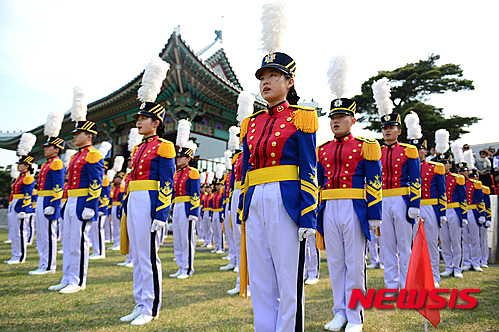 【서울=뉴시스】임태훈 기자 = 29일 오후 서울 노원구 공릉동 육군사관학교 화랑연병장에서 열린 '개교 70년 기념식'에서 생도들이 교가를 부르고 있다. 2016.04.29. taehoonlim@newsis.com