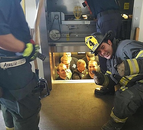 【서울=뉴시스】미국 미주리주 캔사스 시티에서 고장난 엘리베이터에 갇힌 경찰관 10여 명을 소방관이 구조한 일이 해외 네티즌들 사이 화제가 되고 있다고 CNN방송이 28일(현지시간) 보도했다. <출처: 페이스북> 2016.4.29.