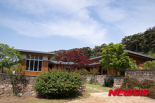 【김해=뉴시스】김상우 기자 = 경남 김해시 진영읍 봉하마을에 있는 노무현 전 대통령 사저. 사저는 부지 4257㎡ 연면적 594㎡로 사랑채, 안채, 서재, 경호동으로 구성돼 있다. 2016.05.01 woo@newsis.com