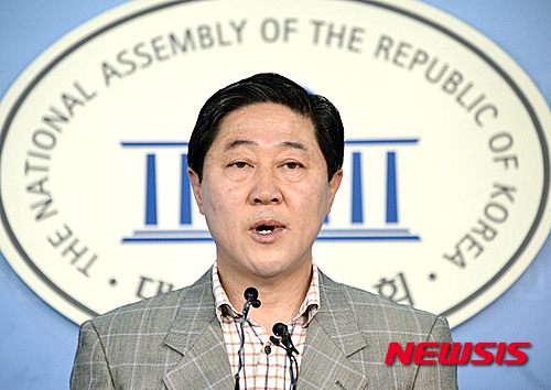 【서울=뉴시스】홍찬선 기자 = 새누리당 원내대표에 출마한 유기준 의원이 1일 오전 서울 여의도 국회 정론관에서 기자회견을 하고 있다. 2016.05.01. mania@newsis.com