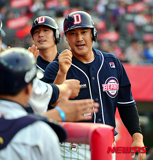 【광주=뉴시스】류형근 기자 = 1일 오후 광주 북구 운암동 광주-기아챔피언스필드에서 열린 2016프로야구 KIA 타이거즈 대 두산 베어스 경기, 4회초 1사 1, 2루에서 두산 8번타자 최재훈의 2타점 2루타를 틈타 득점한 홍성흔이 하이파이브를 하고 있다. 2016.05.01. hgryu77@newsis.com