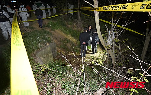 【안산=뉴시스】이정선 기자 = 1일 오후 3시 50분께 경기도 안산시 단원구의 한 방조제 인근 하수구에서 이불에 쌓여 마대자루에 담긴 신원미상의 남성 하반신 발견, 경찰대원들이 시신발견 장소를 살펴보고 있다. 2016.05.01. ppljs@newsis.com