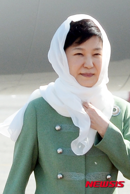 【테헤란(이란)=뉴시스】박주성 기자 = 박근혜 대통령이 2박4일 이란 국빈방문일정을 위해 1일 오후(현지시간) 이란 테헤란 메흐라바드 국제공항으로 도착하고 있다. 이날 박근혜 대통령은 이슬람 문화를 존중하는 차원에서 이란식 히잡의 일종인 '루사리'를 착용했다. 루사리는 이란 여성들이 착용하는 히잡의 한 형태다. 2016.05.01. park7691@newsis.com