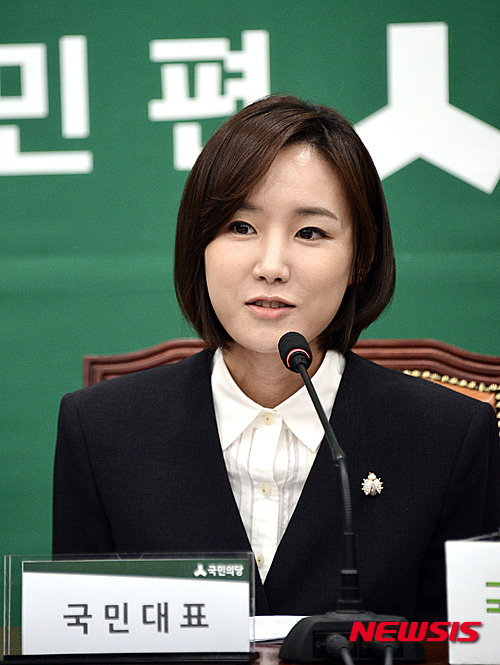 【서울=뉴시스】홍찬선 기자 = 故 신해철씨의 부인인 윤원희씨가 2일 오전 서울 여의도 국회에서 열린 국민의당 최고위원회의 국민대표로 참석해 '의료사고 피해구제 및 의료분쟁 조정등에 관한 법률 개정안' 통과를 촉구하는 모두발언을 하고 있다. 2016.05.02. mania@newsis.com