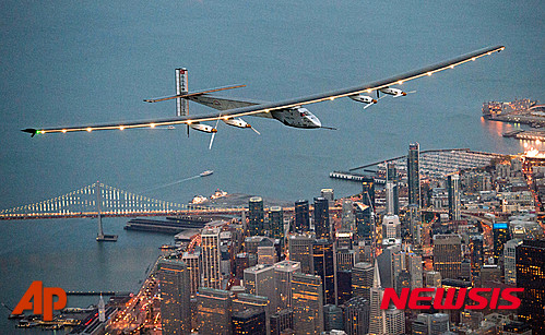 【샌프란시스코=AP/뉴시스】태양광 에너지로만 세계를 한 바퀴 도는 비행에 도전하고 있는 솔라임펄스2 비행기가 지난 4월 23일 캘리포니아주 샌프란시스코의 골든게이트 상공을 비행하고 있다. 솔라임펄스2는 2일 오전 5시(현지시간) 캘리포니아주 마운트 뷰를 출발해 애리조나주 피닉스까지 비행할 예정이다. 2016.05.02