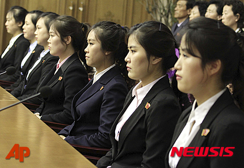 【평양=AP/뉴시스】 북한이 3일 지난달 집단탈북한 중국내 북한식당 여종업원들의 가족과 동료들을 동원해 기자회견을 열고 이들이 유인납치당했다는 주장을 거듭 펼쳤다. 종업원 동료들이 지난달 18일 평양에서 CNN과 인터뷰한 것을 시작으로 동료와 가족들은 각종 매체에 출연해 우리 정부를 비난하고 있다. 집단 탈북한 여 종업원과 함께 근무했다고 주장하는 북한 여성들이 기자회견 중 일렬로 앉아 있는 모습. 2016.05.03