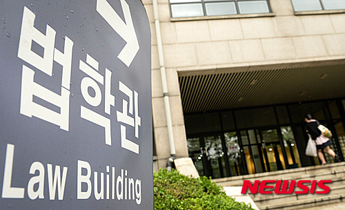 【서울=뉴시스】방지원 인턴기자 = 3일 오후 서울 서대문구 이화여대 로스쿨 법학관 앞 법학관 안내판에 빗물이 묻어 있다. 2016.05.03.&nbsp;&nbsp; tu1889@newsis.com