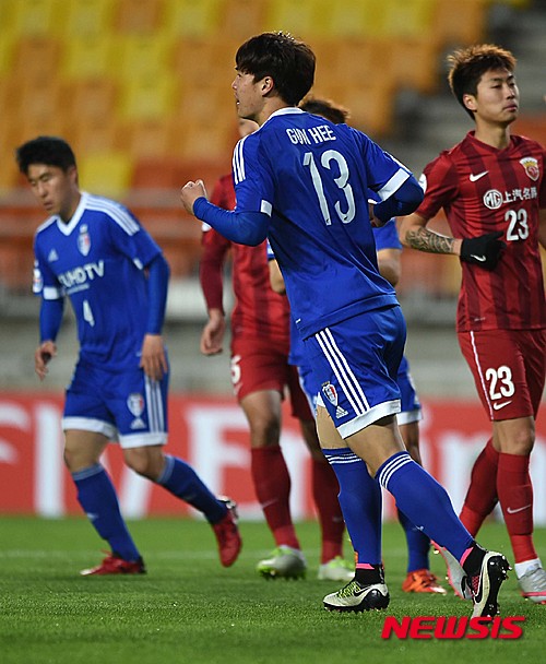【수원=뉴시스】이정선 기자 = 3일 오후 경기도 수원시월드컵경기장에서 열린 2016 AFC 챔피언스리그 G조 6차전 수원 삼성 블루윙즈와 상하이 상강의 경기, 김건희가 패널티킥을 성공한 뒤 환호하고 있다. 2016.05.03. ppljs@newsis.com