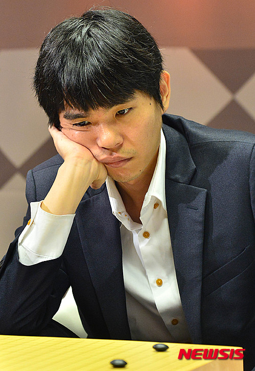 【서울=뉴시스】김선웅 기자 = 3일 오후 서울 성동구 한국기원에서 열린 '제17회 맥심커피배 입신최강전' 결승3번기 제1국에서 이세돌 9단이 원성진 9단을 상대로 수를 생각하고 있다. 2016.05.03.&nbsp; mangusta@newsis.com 