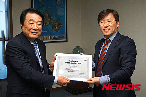 【서울=뉴시스】김병호 한국언론진흥재단 이사장(좌), 윤덕찬 지속가능발전소 대표(우)