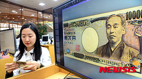 【서울=뉴시스】김동민 기자 = 일본 엔화 환율이 4일 아소 다로 재무상이 외환시장 개입을 시사하면서 주춤하면서 1달러=106.85엔에 거래되고 있다. 사진은 이날 오후 서울 중구 명동 KEB하나은행에서 외환출납 관계자가 일본 엔화를 확인하는 모습이다. 2016.05.04. life@newsis.com 