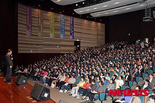 【성남=뉴시스】 이정하 기자 = 이재명 경기 성남시장은 4일 오후 성남시청 온누리홀에서 주민대표 700여명이 참석한 가운데 열린 '성남시 재정파탄 저지를 위한 주민설명회'에서 "지방재정 개악하면 모라토리엄 시절로 회귀할 것"이라며 정부를 비판했다. 2016.05.04 (사진=성남시 제공)&nbsp; photo@newsis.com