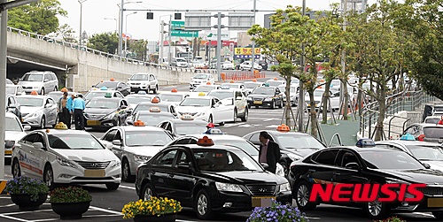 【제주=뉴시스】 제주공항에 붐비는 택시들.