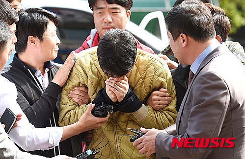 【안산=뉴시스】이정선 기자 = 경기 안산 대부도 토막시신 사건의 용의자가 긴급체포 되어 5일 오후 경기도 안산경찰서로 압송되고 있다. 2016.05.05. ppljs@newsis.com