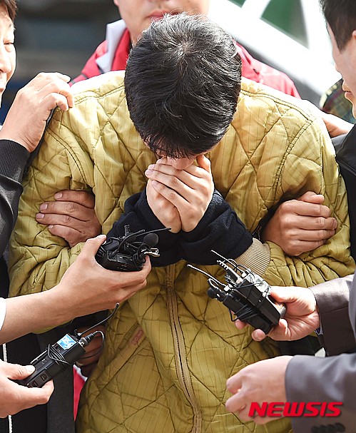 【안산=뉴시스】이정선 기자 = 경기 안산 대부도 토막시신 사건의 용의자가 긴급체포 되어 5일 오후 경기도 안산경찰서로 압송되고 있다. 2016.05.05. ppljs@newsis.com