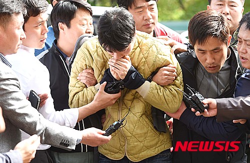 【안산=뉴시스】이정선 기자 = 경기 안산 대부도 토막시신 사건의 용의자가 긴급체포 되어 5일 오후 경기도 안산경찰서로 압송되고 있다. 2016.05.05. ppljs@newsis.com