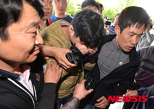 【안산=뉴시스】이정선 기자 = 경기 안산 대부도 토막시신 사건의 용의자가 긴급체포 되어 5일 오후 경기도 안산경찰서로 압송되고 있다. 2016.05.05. ppljs@newsis.com