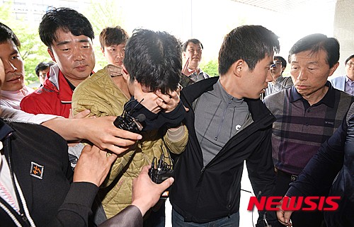 【안산=뉴시스】이정선 기자 = 경기 안산 대부도 토막시신 사건의 용의자가 긴급체포 되어 5일 오후 경기도 안산경찰서로 압송되고 있다. 2016.05.05. ppljs@newsis.com