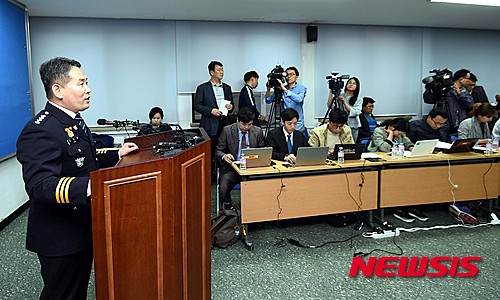 【안산=뉴시스】이정선 기자 = 경기 안산 대부도 토막시신 사건의 피의자 조모씨(30)가 범행 일체를 자백한 5일 오후 경기 안산 단원경찰서에서 이재홍 서장이 브리핑을 하고 있다. 경찰은 피해자 최모씨(40)의 신원을 확인한 후 사망 전에 사용하던 핸드폰 통화내역을 분석, 피해자의 주거지 내에 있던 조모씨를 발견하고 살인 등 혐의로 긴급체포했다. 2016.05.05. ppljs@newsis.com