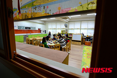 【서울=뉴시스】임태훈 기자 = 임시공휴일인 6일 오전 서울 관악구 신림동 신성초등학교 돌봄교실에서 초등생들이 교사와 수업을 하고 있다.&nbsp; 초등학교 돌봄교실은 맞벌이 부부들을 위해 학교에서 수업이 끝난 뒤에도 학생들을 돌봐주는 프로그램으로 교육부는 기존 1~4학년에서 올해 5~6학년으로 적용 대상을 확대했다. 2016.05.06.&nbsp; taehoonlim@newsis.com