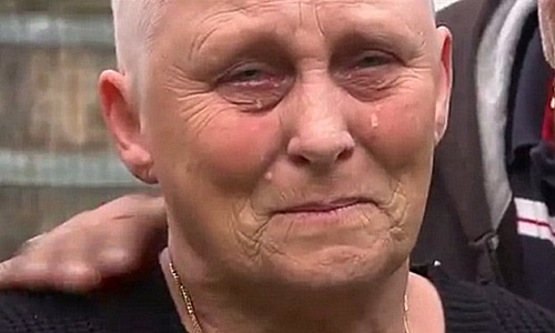 【서울=뉴시스】호주 멜버른에 사는 암환자 히더 신덴은 지난 4일 새끼 치와와 ‘퍼지’를 잃어버린 후 비탄에 빠졌다. 사진은 신덴이 퍼지를 생각하며 슬퍼하는 모습. (사진: 데일리메일 캡쳐) 2016.05.06.