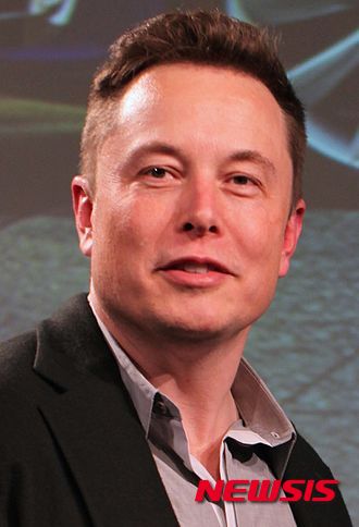 【서울=뉴시스】박영환 기자 = 미국 테슬라 모터스의 최고경영자(CEO) 엘론 머스크는 지난 3월31일(현지시간) 로스엔젤레스 본사에서 열린 제품 발표행사에서 "일년에 전기자동차 50만대를 생산하기 위해서는 전 세계의 리튬 생산량을 모두 흡수할 필요가 있다”고 말했다. (사진출처: 위키피디아) 2016.05.06