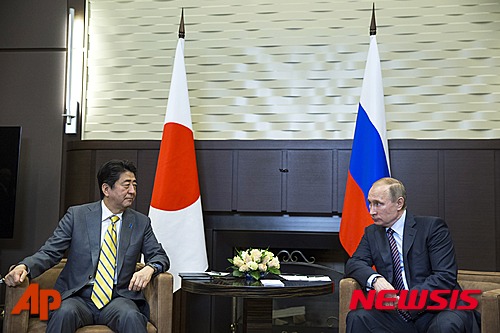 【소치=AP/뉴시스】러시아 소치를 방문한 아베 신조(安倍晋三) 일본 총리(왼쪽)가 6일(현지시간) 블라디미르 푸틴 러시아 대통령과 정상회담을 위해 한 자리에 앉았다. 양국 정상은 이날 회담에서 쿠릴 4개 섬(일본명 북방영토)을 둘러싼 러시아와의 영토 문제 및 평화조약 체결 문제 등에 대해 이야기를 나눌 것으로 전망된다. 러시아와 일본은 2차 세계대전(태평양 전쟁) 종전 후 지금까지 평화조약을 체결하지 못하고 있다. 2016.05.06.