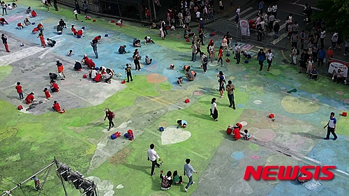【대구=뉴시스】정창오 기자 = 7일 오후 '열정'을 주제로 열린 컬러풀대구페스티벌에 참가한 대구시민들이 기네스 기록에 도전하는 분필아트에 행사에 참가해 그림을 그리고 있다. 분필아트가 열리는 종각네거리~중앙네거리 850m구간의 면적은 1만9800㎡로 지난해 8월 덴마크 코펜하겐에서 열린 1만8598㎡을 능가한다. 2016.05.07.&nbsp; jco@newsis.com