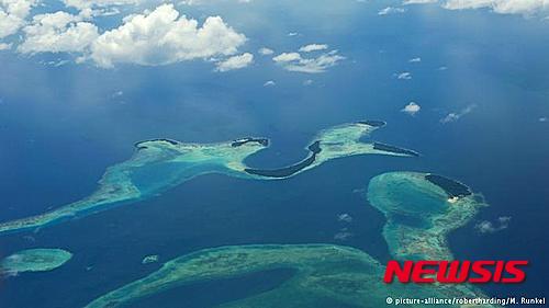 【서울=뉴시스】태평양 솔로몬 제도의 섬 5개가 해수면 상승으로 물 밑으로 사라졌으며 또다른 6개의 섬 역시 심각한 해안 침식으로 사라질 위기에 처해 있는 것으로 호주 연구진의 연구 결과 나타났다고 프랑스 24 방송이 7일 보도했다. 사진은 솔로몬 제도를 촬영한 항공 사진. <사진 출처 : 도이체 벨레> 2016.5.8