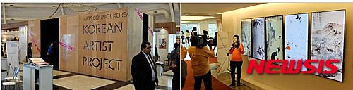 【서울=뉴시스】(왼쪽)브라질 상파울로에서 개최된 2014 KBEE 행사장 내 KAP 부스, KAP 이이남 작가의 <5폭 병풍>을 촬영 중인 브라질 전국구 방송국 SBT&nbsp;&nbsp; 