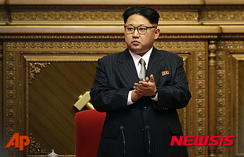 【평양=AP/뉴시스】북한의 김정은 노동당 제1비서가 9일 속개된 노동당 당대회 4일째 회의에 참석하기 위해 대회장 중앙 무대에 도착해 대의원들의 기립 박수에 서서 박수로 응하고 있다. 이날 일부 외신 기자들이 처음으로 대회장 참관이 허용된 가운데 김정은 비서에게 '당 위원장' 직이 새로 부여됐다. 2016. 5. 9.&nbsp; 