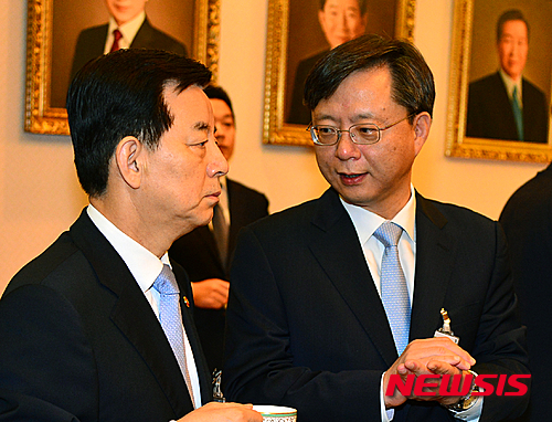 【서울=뉴시스】전진환 기자 = 우병우(오른쪽) 민정수석이 한민구 국방장관과 10일 오전 청와대에서 제19회 국무회의에 참석 대화하고 있다. 2016.05.10. amin2@newsis.com