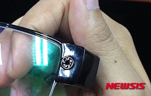 【서울=뉴시스】태국 방콕 소재의 랑싯 대학교에서 초소형카메라와 스마트워치를 이용한 정교한 시험 부정행위가 발생해 파장이 확산되고 있다고 9일 BBC가 보도했다. 사진은 한 응시생의 안경 테두리에 초소형 카메라가 달려있는 모습.(사진출처=페이스북)2016.05.10&nbsp; 