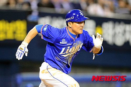 【서울=뉴시스】임태훈 기자 = 10일 오후 서울 송파구 잠실야구장에서 열린 '2016 KBO리그' LG 트윈스와 삼성 라이온즈 경기, 3회초 2사 만루 상황, 삼성 배영섭이 우익수 앞 1루타를 친후 1루 베이스를 향해 달리고 있다. 2016.05.10.&nbsp;&nbsp; taehoonlim@newsis.com