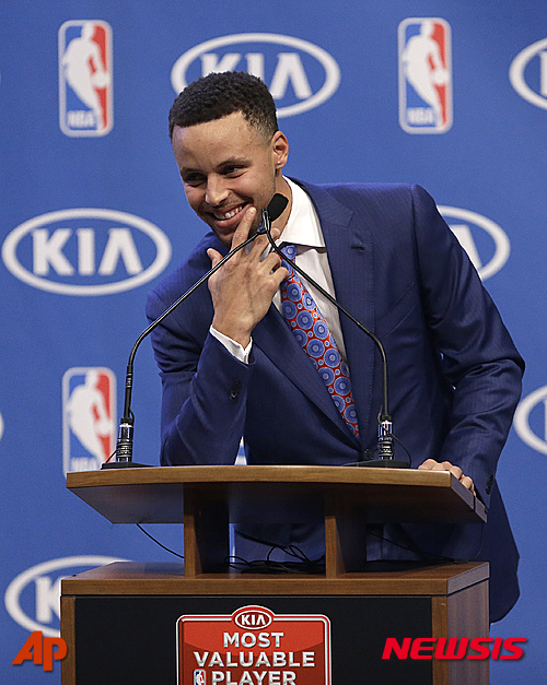 【오클랜드=AP/뉴시스】미국프로농구(NBA) 골든스테이트 워리어스의 간판 스타 스테판 커리(28)가 11일(한국시간) 미국 캘리포니아주 오클랜드에서 열린 2015~2016시즌 정규리그 최우수선수(MVP) 시상식에서 미소를 짓고 있다.