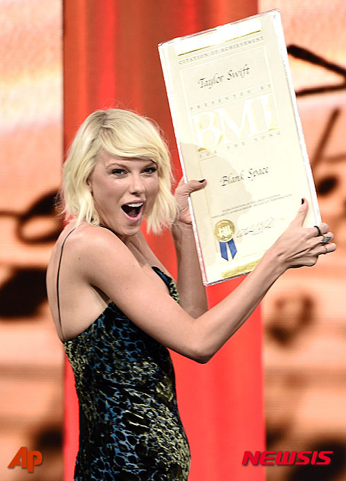 【LA=AP/뉴시스】신동립 기자 = 미국의 컨트리스타 테일러 스위프트(27)가 10일 로스앤젤레스 베벌리윌셔 호텔에서 열린 제64회 BMI 시상식에서 ‘빈 칸(Blank Space)’으로 팝 부문을 수상했다.&nbsp; 2004년 데뷔 이래 4000만장 이상의 음반판매량과 1억3000만건의 싱글 다운로드를 기록 중이다.&nbsp; 180㎝ 59㎏ 35-24-35인치의 바나나형 미녀인 스위프트는 애인도 자주 바꾼다. 2008년 이후 뮤지션 조 조너스, 배우 루커스 틸, 배우 테일러 라우트너, 뮤지션 존 메이어, 가수 코리 만티스, 배우 제이크 질린할, 배우 에디 레드메인, 로버트 F 케네디의 손자 코너 케네디, 배우 잭 에프런, 가수 해리 스타일스와 사귀었다.&nbsp; 지난해부터 DJ 겸 뮤지션 캘빈 해리스(32)를 만나고 있다.&nbsp; reap@newsis.com 