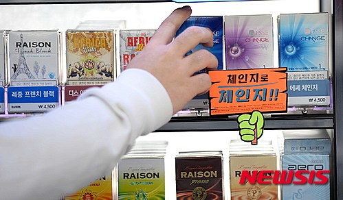 【서울=뉴시스】고범준 기자 = 담배 한 개비에서 두 가지 맛이 새롭게 자리매김 하며 캡슐담배 시장이 성장세를 이어갈 전망으로 보이는 11일 오후 서울 서초구의 한 편의점 담배 진열대에 여러 종류 캡슐담배들이 진열되어 있다. 2016.05.11.  bjko@newsis.com